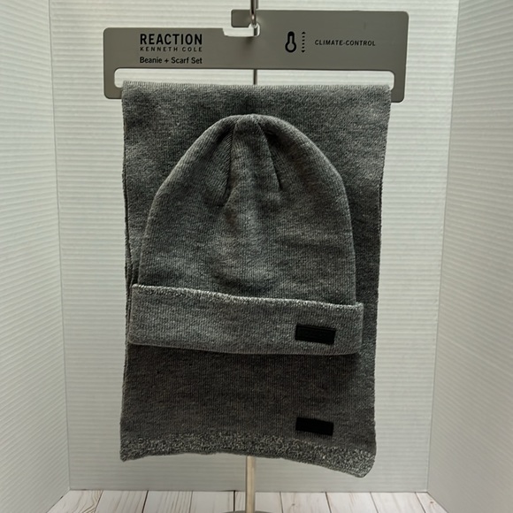 Kenneth Cole Reaction hat and scarf set - Picture 1 of 4
